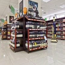 Алкогольный стеллаж в супермаркете
